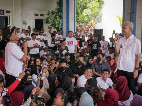 FOTO: Kampanye Ganjar Pranowo Menyapa Nelayan Cilacap, Warga Antusias Berebut Salam hingga Foto Selfie dengan Calon Presiden 2024