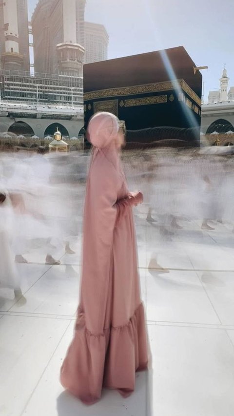 Berpose di Depan Ka'bah