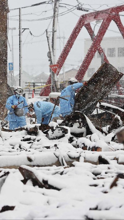 FOTO: Ratusan Masih Hilang, Begini Perjuangan Tim SAR Berjibaku Cari Korban Gempa Jepang di Tengah Salju