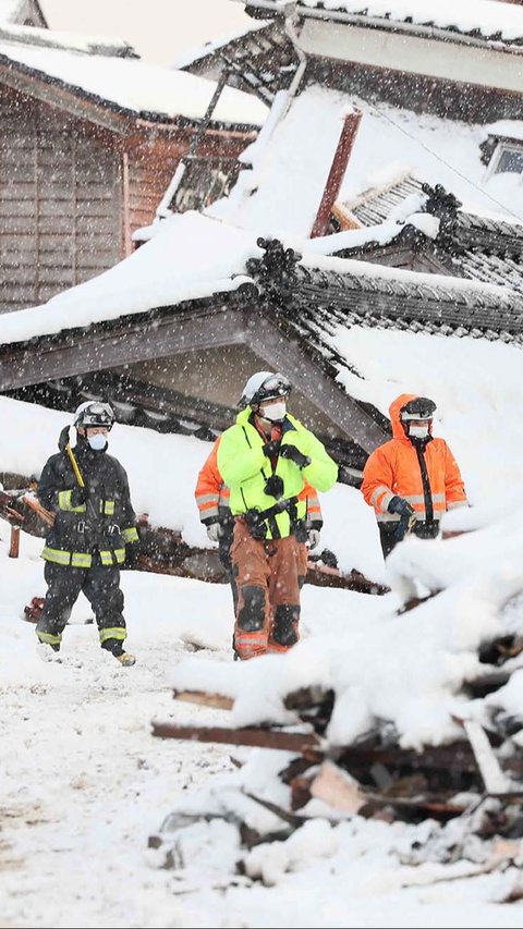 Sebagaimana yang terlihat di Kota Suzu, Prefektur Ishikawa, Jepang, pada 8 Januari 2024, tim SAR gabungan menyisir setiap sudut reruntuhan banguaan untuk mencari korban gempa. STR/JIJI PRESS/AFP