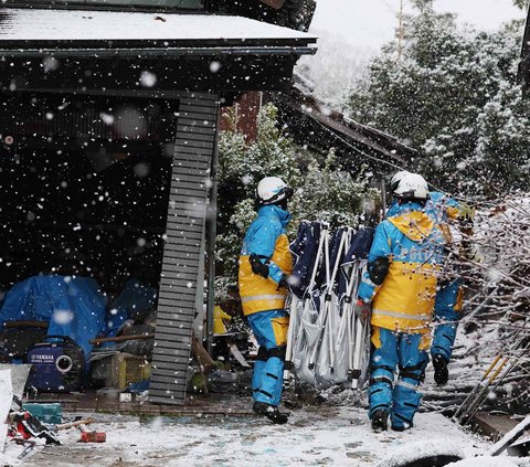 FOTO: Ratusan Masih Hilang, Begini Perjuangan Tim SAR Berjibaku Cari Korban Gempa Jepang di Tengah Salju