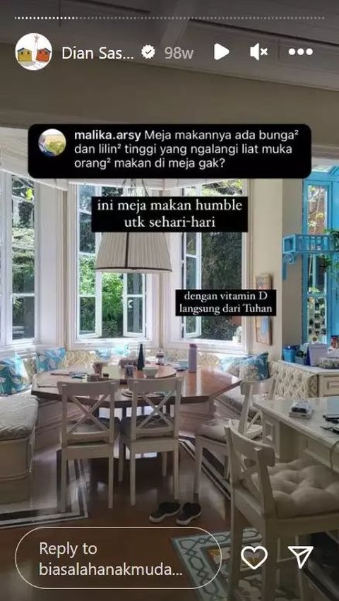 Tampilan ruang makan juga tak kalah menarik.