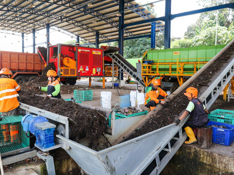 FOTO: Intip Pengolahan Puluhan Ton Sampah Sungai Ciliwung Menjadi Pupuk Kompos dan Bahan Bakar di TB Simatupang