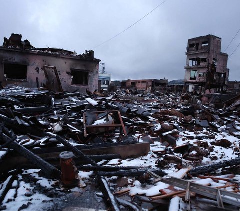 FOTO: Ratusan Masih Hilang, Begini Perjuangan Tim SAR Berjibaku Cari Korban Gempa Jepang di Tengah Salju