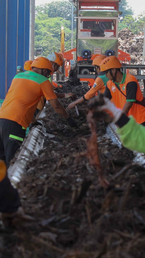 FOTO: Intip Pengolahan Puluhan Ton Sampah Sungai Ciliwung Menjadi Pupuk Kompos dan Bahan Bakar di TB Simatupang