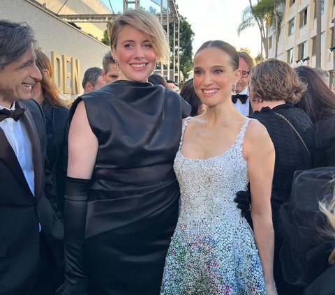 Dior Dress Incident: Natalie Portman Gets Stuck 3 Times with Rosamund Pike's Dress at the Golden Globe Awards