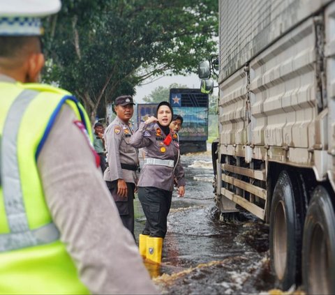 Aksi Perwira Polwan Rohil Atur Lalu Lintas saat Banjir Sambil Sosialisasi Pemilu