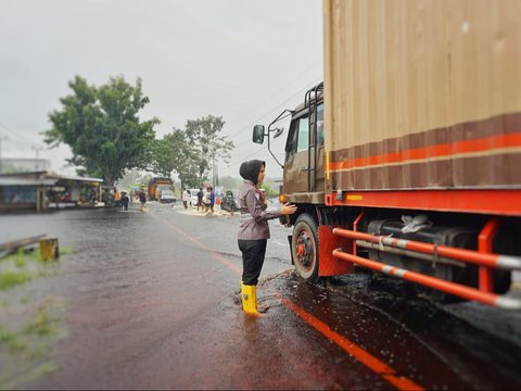 Aksi Perwira Polwan Rohil Atur Lalu Lintas saat Banjir Sambil Sosialisasi Pemilu
