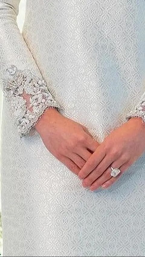 Tak hanya penampilannya yang menarik perhatian, cincin berlian yang melingkar di jari manisnya juga menjadi pusat sorotan.
