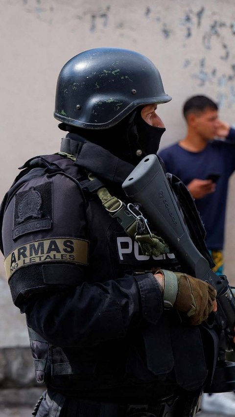 Dalam keadaan darurat nasional ini Ekuador mengerahkan militer bersenjata lengkap ke jalan-jalan dan penjara. Selain itu, jam malam juga diberlakukan. REUTERS/Karen Toro