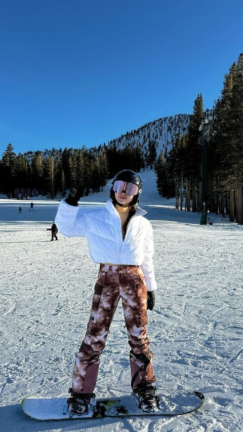 Selanjutnya adalah Mt. Rose, Nevada, Amerika Serikat. Di tempat ini Wilo menikmati keseruan dalam bermain snowboarding.