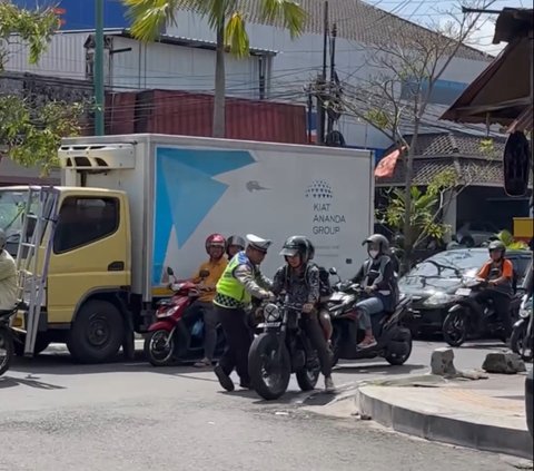 Niat Tertibkan Pengguna Jalan, Polisi Ini Nyaris Terseret Motor