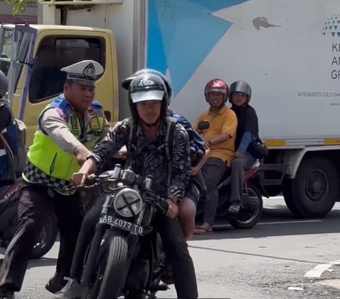 Niat Tertibkan Pengguna Jalan, Polisi Ini Nyaris Terseret Motor