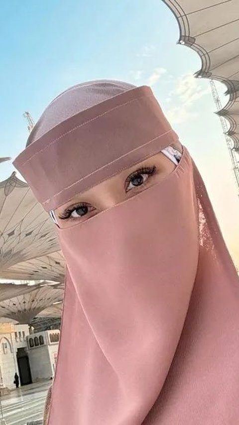 Pesona Artis Pakai Cadar Saat Umrah, dari BCL sampai Ayu Ting Ting