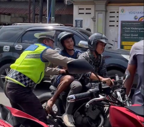 Niat Tertibkan Pengguna Jalan, Polisi Ini Nyaris Terseret Motor