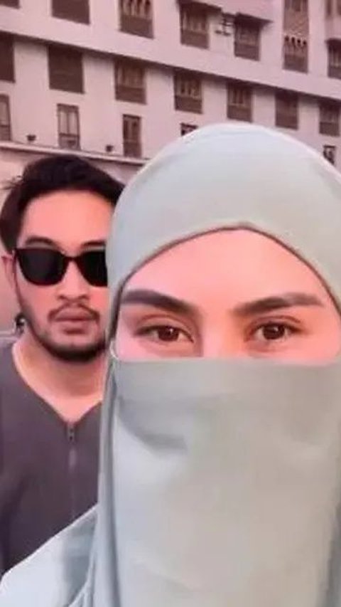 3. Oktober 2023 lalu, Syahnaz umrah bersama sang suami. Tampil bercadar di beberapa momen, adik Raffi Ahmad ini bikin pangling.