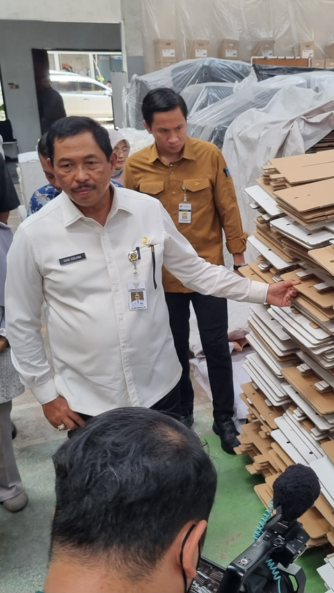 Pj Gubernur Jateng Temukan Ratusan Kotak Suara Rusak di KPU Solo