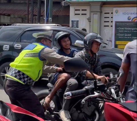 Niat Tertibkan Pengguna Jalan, Polisi Ini Nyaris Terseret Motor