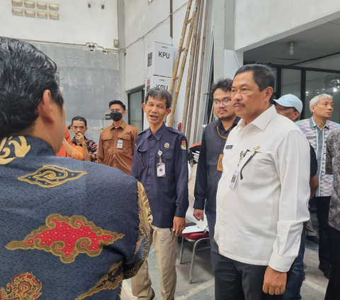 Pj Gubernur Jateng Temukan Ratusan Kotak Suara Rusak di KPU Solo