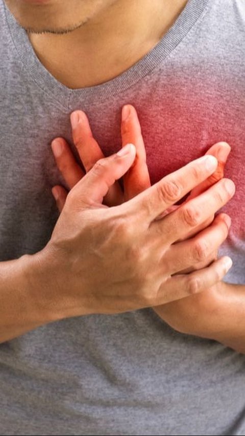 Jika Anda mengalami nyeri dada yang tidak kunjung reda atau disertai dengan gejala lain yang mengkhawatirkan, segera hubungi dokter atau layanan darurat.