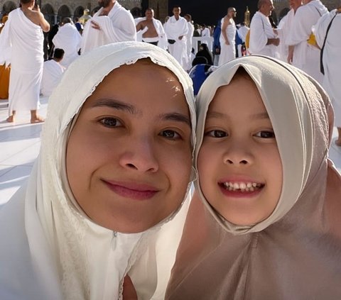 8 Portraits of Acha Septriasa's Umrah with Family, Wearing Sandals in Front of Ka'bah Draws Attention