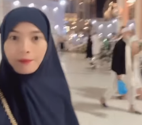 8 Portraits of Acha Septriasa's Umrah with Family, Wearing Sandals in Front of Ka'bah Draws Attention