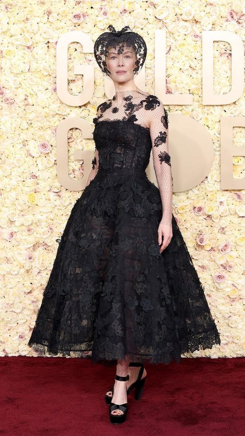 Dior Dress Incident: Natalie Portman Gets Stuck 3 Times with Rosamund Pike's Dress at the Golden Globe Awards