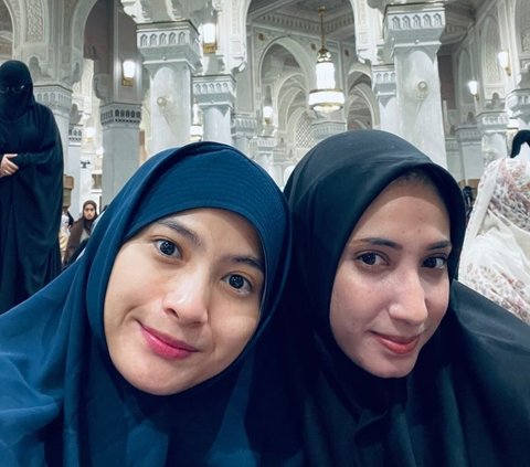 8 Portraits of Acha Septriasa's Umrah with Family, Wearing Sandals in Front of Ka'bah Draws Attention