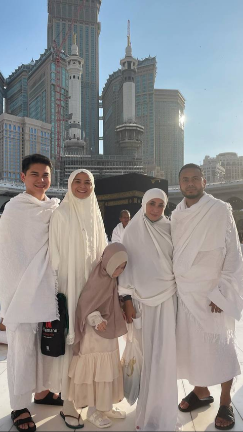 8 Photos of Acha Septriasa Performing Umrah with Family, Wearing Sandals in Front of the Ka'bah Draws Attention