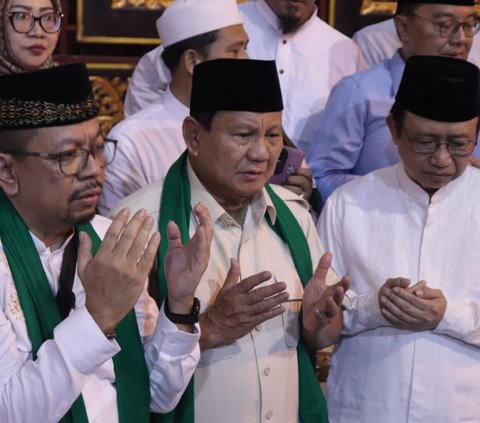 Capres nomor urut 2, Prabowo Subianto menghadiri kegiatan Silaturahmi Nasional (Silatnas) Umat dan Ulama Jaringan Santri Indonesia (JSI) di Pondok Pesantren IGM Al Ihsaniyah, Kecamatan Gandus, Palembang Sumatera Selatan, pada Selasa (9/1/2024).