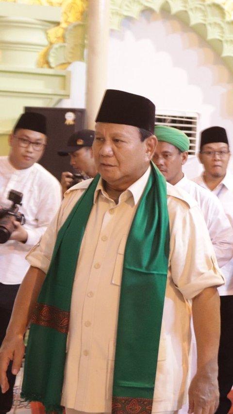 Kehadiran Prabowo disambut ribuan masyarakat dan jemaah anggota JSI yang sudah memenuhi halaman pesantren IGM Gandus Palembang sejak pagi hari.<br>