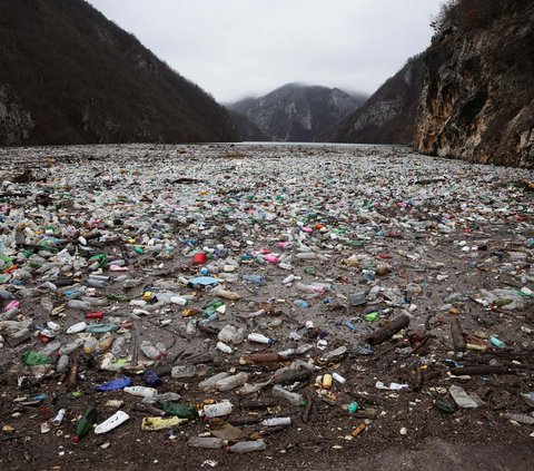 Pemandangan indah Sungai Drina dengan air biru kehijauan harus rusak akibat tumpukan sampah yang mengapung, pada 5 Januari 2024. Potret miris ini menyambut para wisatawan di Kota Visegard yang bersejarah di Bosnia.
