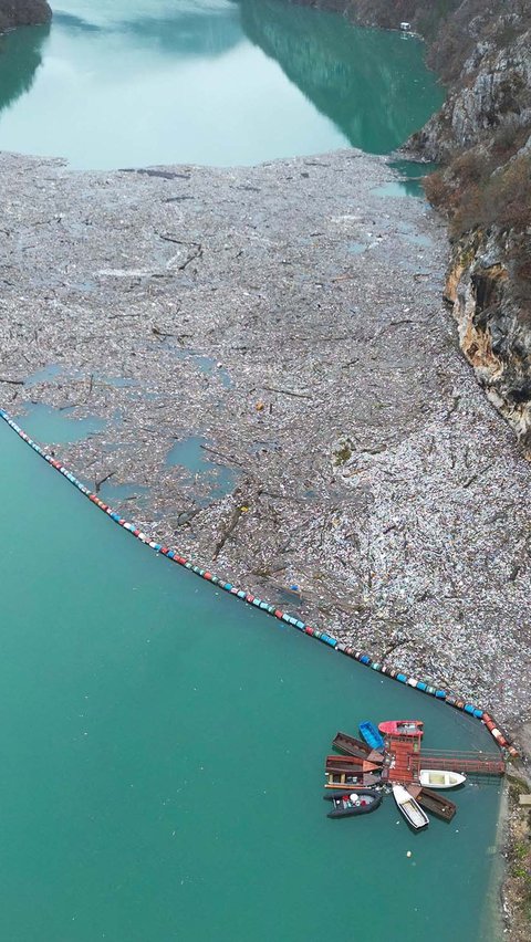 Berton-ton sampah yang didominasi sampah plastik itu tampak membentuk pulau.