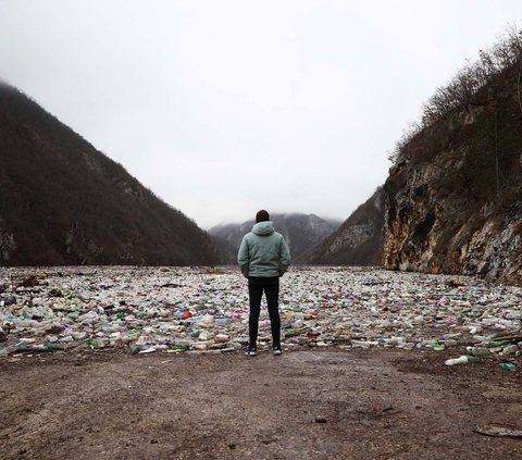 FOTO: Miris! Penampakan Berton-ton Sampah Membentuk 'Pulau' di Sungai Bosnia