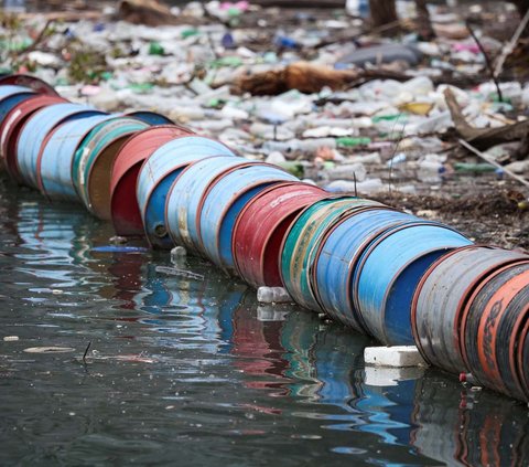 FOTO: Miris! Penampakan Berton-ton Sampah Membentuk 'Pulau' di Sungai Bosnia