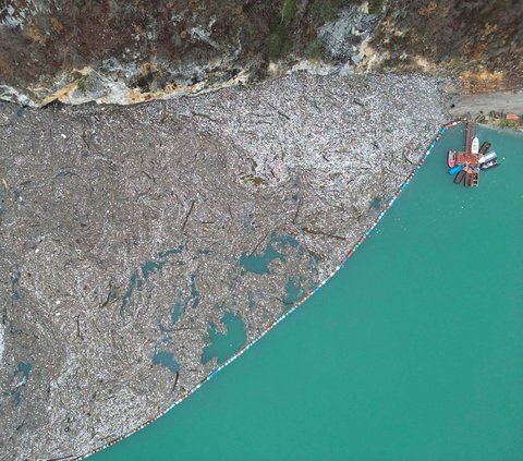 FOTO: Miris! Penampakan Berton-ton Sampah Membentuk 'Pulau' di Sungai Bosnia