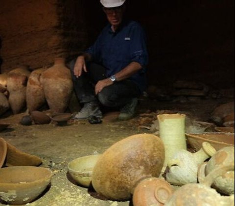 Closed for 3,300 Years, This Pharaoh Era Cave's Contents Are Shocking