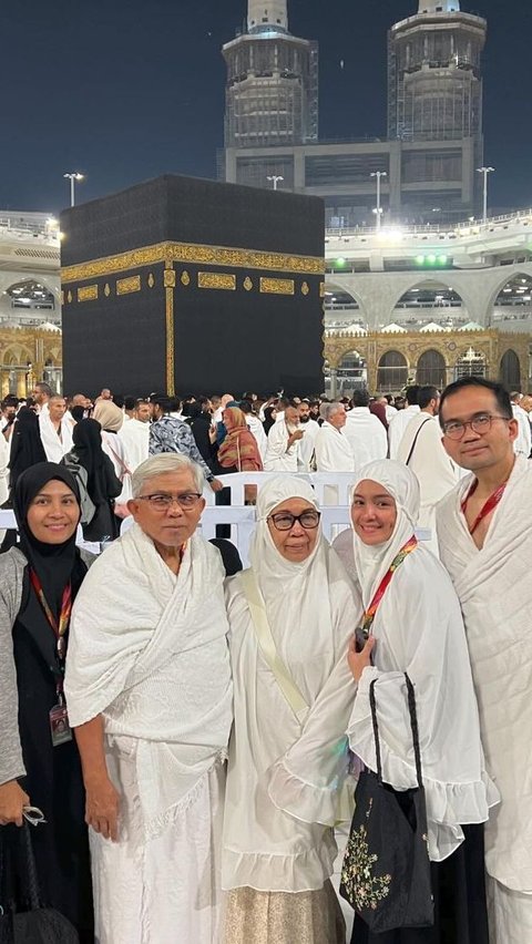 Umroh Perdana Intan Nuraini