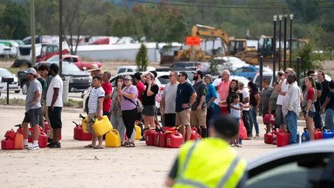 Sedikitnya 90 orang tewas di seluruh bagian tenggara Amerika Serikat akibat badai ini. (Sean Rayford/Getty Images North America/Getty Images via AFP)