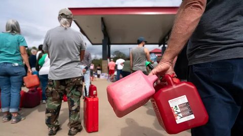 Di North Carolina, sedikitnya 600.000 rumah dan bisnis mengalami pemadaman listrik. (Sean Rayford/Getty Images North America/Getty Images via AFP)