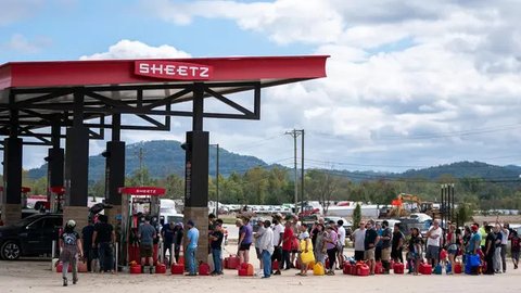 Orang-orang harus mengantre berjam-jam untuk mendapatkan bensin. (Sean Rayford/Getty Images North America/Getty Images via AFP)