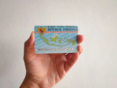 Petugas melayani konsumen di kantor pusat Pegadaian, Jakarta, Selasa (20/4/2021). Pegadaian yang telah berdiri selama 120 tahun terus menunjukkan kinerja positif, ditandai dengan nilai aset d