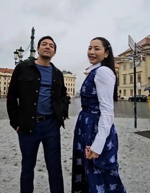Memilih warna biru sebagai dresscode utama, pasutri ini tampil dengan paduan yang berbeda. Hesti pilih padukan rok sleveeless biru dengan kemeja putih. Sedangkan Edi Borne padukan t-shirt dan jeans biru dengan jaket hitam [@hestipurwardinata]