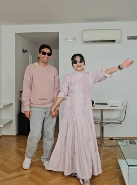 Tampil bak pasutri Korea, Hesti dan Edo pilih dresscode warna pink pastel. Hesti tampil manis dengan dress ruffle panjang dan sneakers. Sedangkan Edo padukan sweater soft pink dan celana abu-abu [@hestipurwadinata]