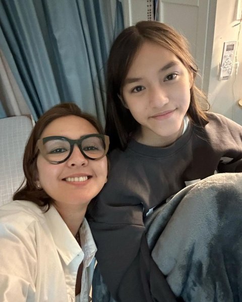 Wajah Sabrina terlihat imut di dekat sang ibunda. Dari unggahan ini, tertulis caption "Anak gadisnya sudah mau SMP niy".