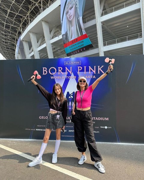 Donna Agnesia juga temani Sabrina nonton konser Blackpink. Berpose dengan outfit hitam dan merah muda, lengkap dengan&nbsp;lightstick di tangan.