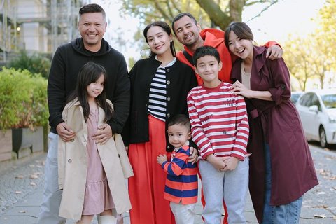 7 Potret Keluarga Raffi Ahmad dan Gading Marten Kumpul di Jerman, Vibesnya bak Foto Bareng Besan