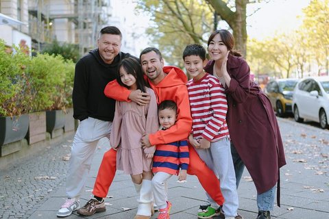 7 Potret Keluarga Raffi Ahmad dan Gading Marten Kumpul di Jerman, Vibesnya bak Foto Bareng Besan