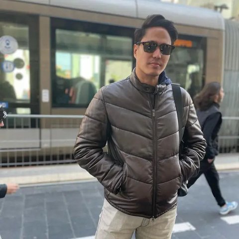 Mischa Chandrawinata membintangi serial Duren Jatuh. Demi peran, ia diminta menurunkan berat badan sekitar 11 kg hingga tifus dan dilarikan ke RS. (Foto: Dok. Instagram @mischach)