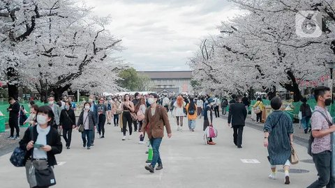 Orang-orang yang memakai masker berjalan di sekitar persimpangan Shibuya Tokyo, Jepang, Senin (29/11/2021). Penutupan pintu untuk warga negara asing ke Jepang hanya  bersifat sementara hingga